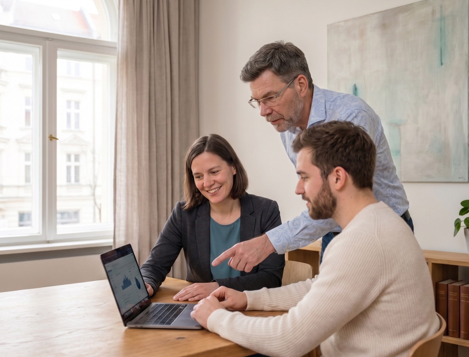 Beraterin und Team im Gespräch mit einem Gründer in Berlin
